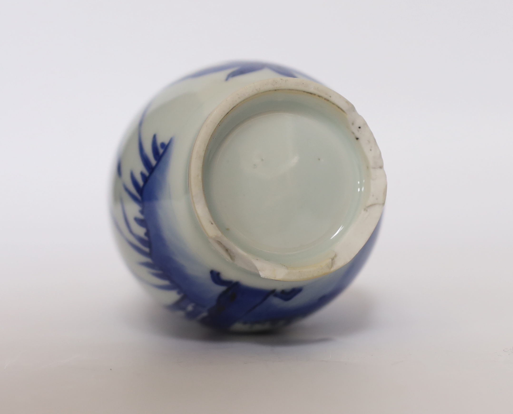 A Chinese blue and white bottle vase, Kangxi period, 22cm